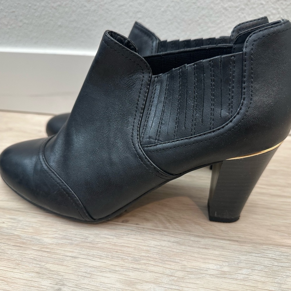 Black Heeled Boots with Chunky Heel and Elastic Panel